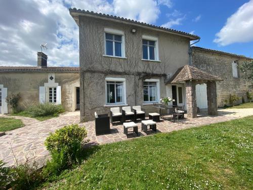 Viesnīcas āriene, Grande maison escapade au bord de la rivière in Touvre