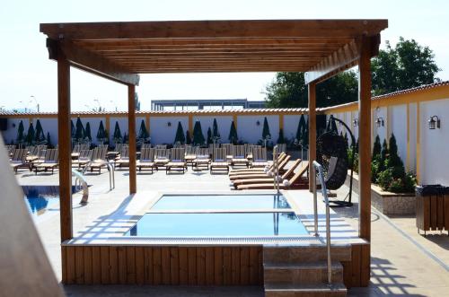 Motel Alaska - image 11