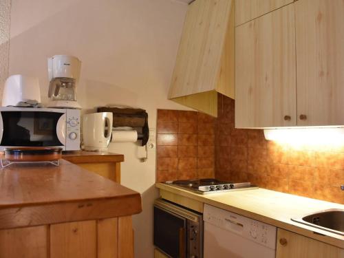 Meribel: Appartement 2 pieces, 5 pers, proche pistes et commerces - FR-1-180-94 in Meribel