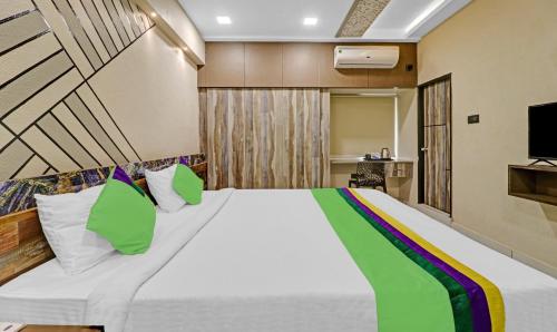 Standard Double Room image 6