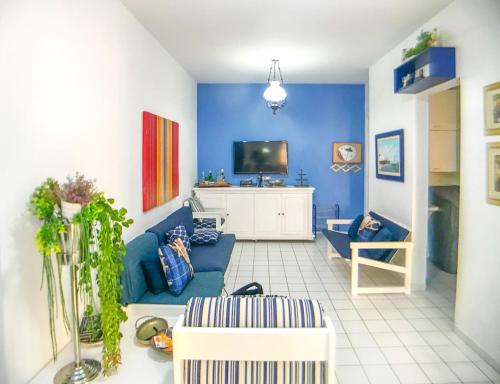 ห้องส่วนกลางสำหรับนั่งเล่น/ดูทีวี, Apartamento a 70 metros da Praia de Pitangueiras SP in มอร์โร โด มาลูฟ