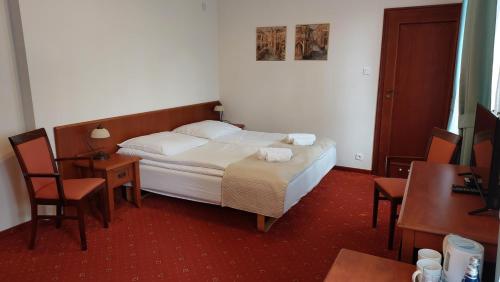 1 queen bed, 1 sofa bed
