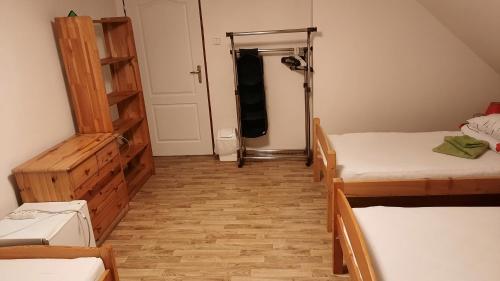 4 twin beds