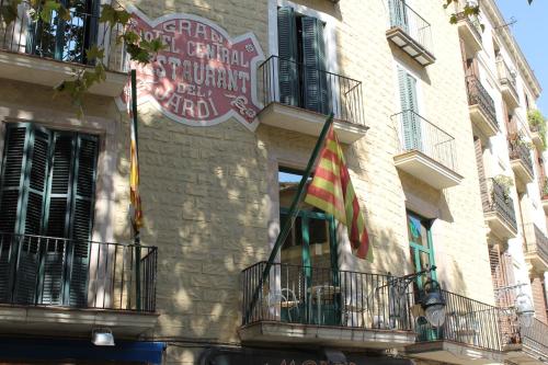 Bejárat, El Jardi near La Rambla