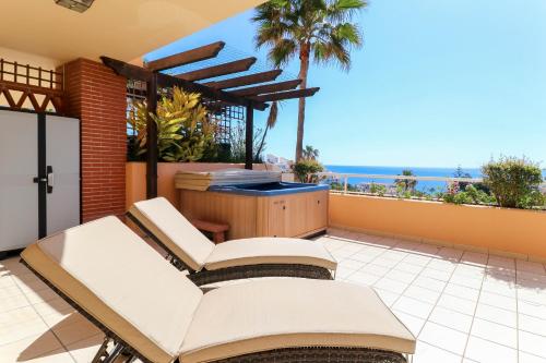  Luxury 2BR Condo B3 by Rafleys, Panoramic Sea Views, 7 mins Walk to the Beach in Mijas