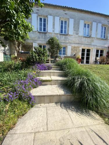 Grande maison centre ville avec jardin et piscine gîte à louer Nersac