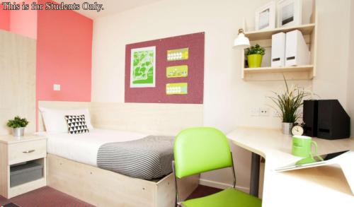Bed, Stylish Rooms and Studios for STUDENTS Only, Bristol - SK in Bristol City Center
