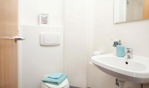 Bathroom, Stylish Rooms and Studios for STUDENTS Only, Bristol - SK in Bristol City Center