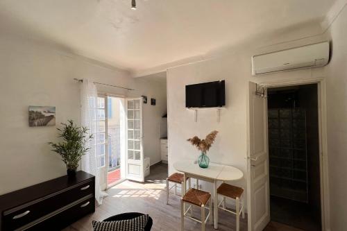 30m Studio in the heart of old Antibes wifi air conditioning