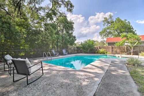 B&B Jacksonville - Jacksonville Retreat with Pool and Yard - 3 Mi to Zoo! - Bed and Breakfast Jacksonville