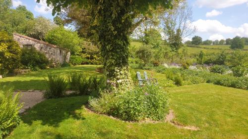 La Maison prés du ruisseau Chambre jaune