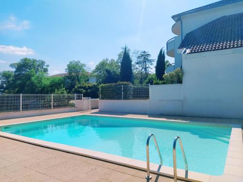 La Baignade de Montaigu, piscine et garage couvert