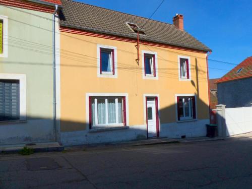Maison charmante avec Wifi et animaux acceptés en Montagne Bourbonnaise - FR-1-489-277 (Maison charmante avec Wifi et animaux acceptes en Montagne Bourbonnaise - FR-1-489-277) in Arfeuilles