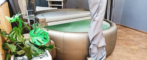 . Beach Suite Israel- Private Jacuzzi Garden Suite & Gym, 3 Min Walk To Beach ביץ סוייט ישראל- ג'קוזי פרטי בגינה 3 דקות הליכה לים וחדר כושר