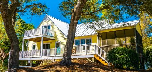 The Emerald Owl House - Peaceful Emerald Isle Beach House w/ Luxurious Heated Pool!