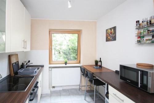 ALFA Apartment Stuttgart Mitte 2 Zimmer City-Lage Berliner Platz Balkon Netflix Küche WM l 2BR 5 Beds 6 People l Fully equipped Kitchen & Bathroom in Stuttgart, Deutschland