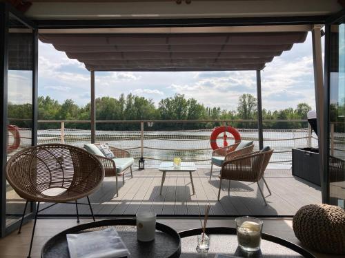 View, SeineHouse - Maison flottante (HouseBoat) - Sejour magique sur l'eau in Triel-Sur-Seine