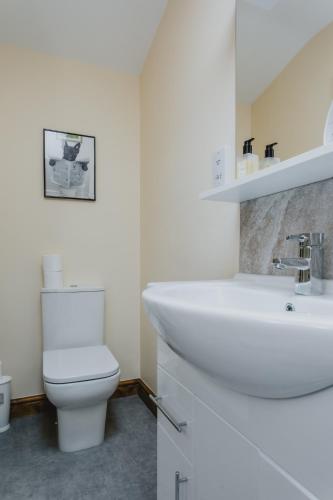 Bathroom, Cosy 2nd Floor Apartment - King Size Bed & Free Parking in Lenton Abbey