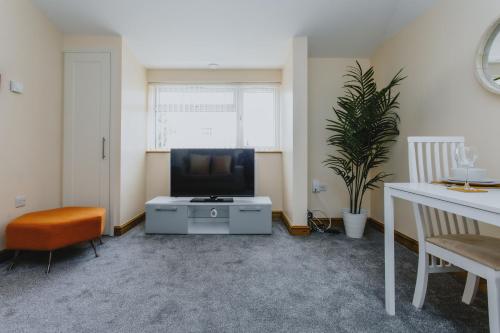 Cosy 2nd Floor Apartment - King Size Bed & Free Parking in Lenton Abbey