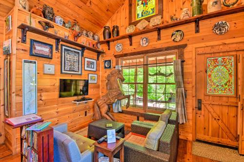 Enchanting Cabin with Mother-In-Law Suite Mtn Views
