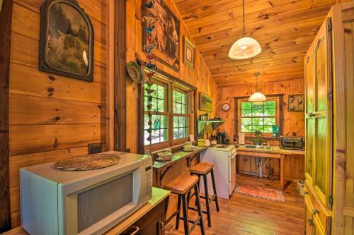 Enchanting Cabin with Mother-In-Law Suite Mtn Views