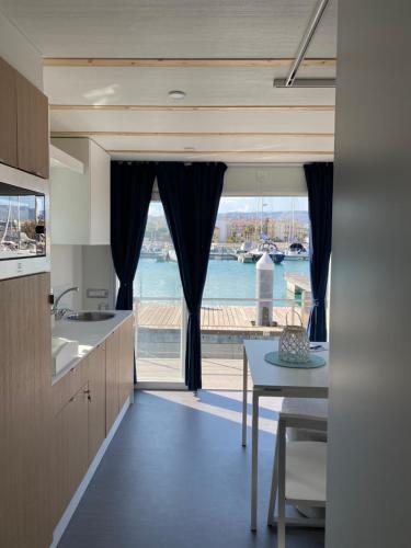 設施, Marina del Gargano Houseboat in 曼弗雷多尼亞鎮中心