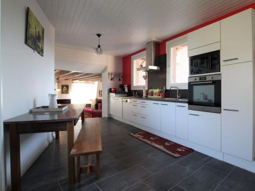 Grande maison au cœur d'un village historique avec terrasse et WIFI inclus - FR-1-582-308 in Mende