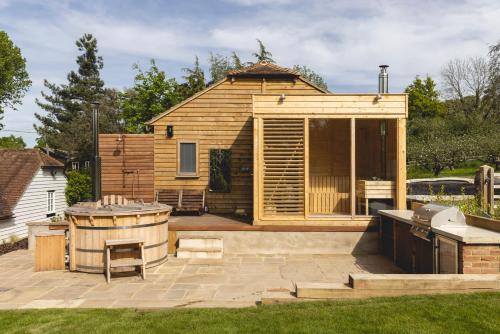 Cosy Cottage with Beautiful Garden, HotTub & Sauna