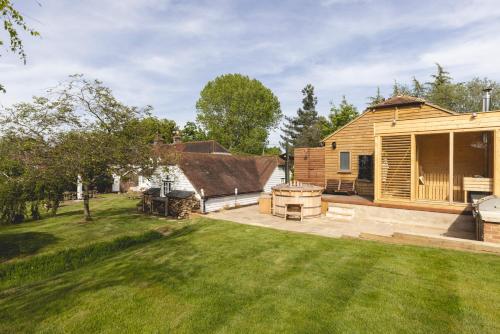 Cosy Cottage with Beautiful Garden, HotTub & Sauna