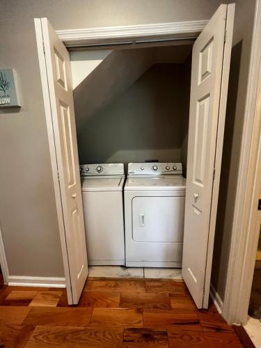 Atlanta Unit 2 Room 1 - Quiet Private Bedroom Private Bathroom in Summerhill