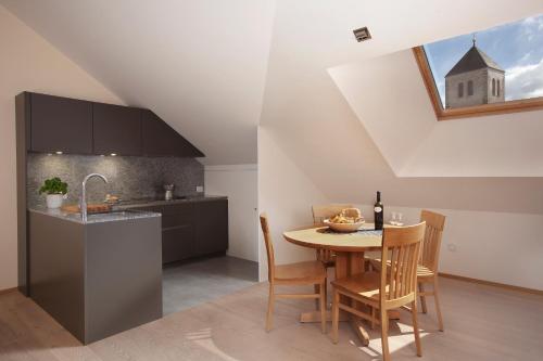 2 bedrooms, 4 beds