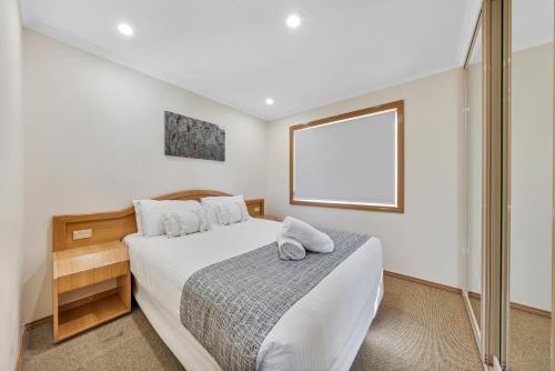 1 queen bed, 4 bunk beds