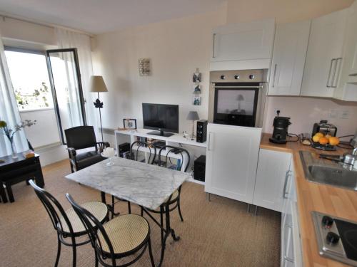 Studio room in Studio Centre-Ville Royan : Plages et Commerces à Pied Balcon Parking Gratuit - FR-1-550-7