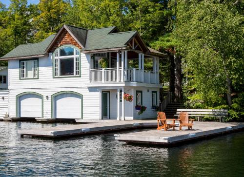 บริการและสิ่งอำนวยความสะดวก, Sherwood Inn in พอร์ท คาร์ลิง (ON)