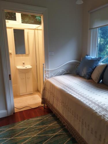 Plynlimmon-1860 Heritage Cottage & Private Room 50m from Heritage Cottage in Grose Vale