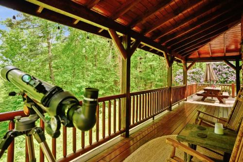 Tree Top Lodge - Gorgeous Lake Cabin with Hot Tub & Magnificent Views of Forests and Mountains! cabin in Butler, USA