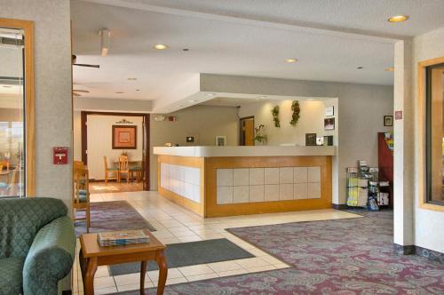 ล็อบบี้, เบย์มอนต์ บาย วินด์แฮม มัสกีกอน (Baymont by Wyndham Muskegon) in มิสกีกอน (MI)