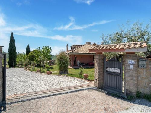 Swimming pool, close to Rome, in the Rome countryside, WiFi