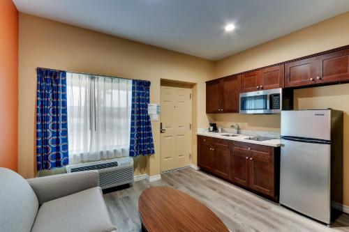 Captains Quarters Luxury Suite for Two, Breakfast Included