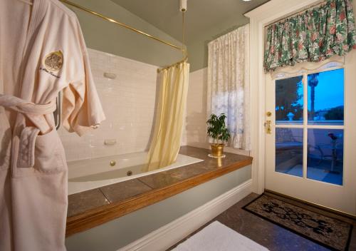 Queen Room with Spa Bath and Terrace