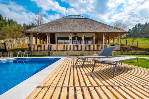 4 bedrooms, 5 beds