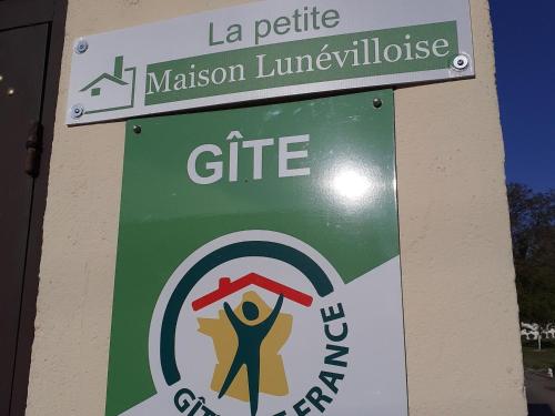 Gîte Lunéville, 2 pièces, 4 personnes - FR-1-584-180 (Petite maison renovee proche centre Luneville, jardin, barbecue, parking privatif, a 30 min de Nancy) in 呂內維勒