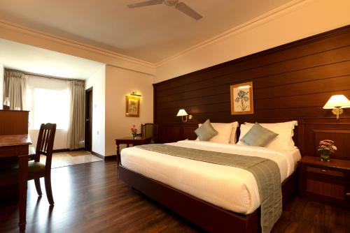 1 queen bed, 1 sofa bed