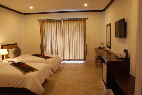 3 twin beds