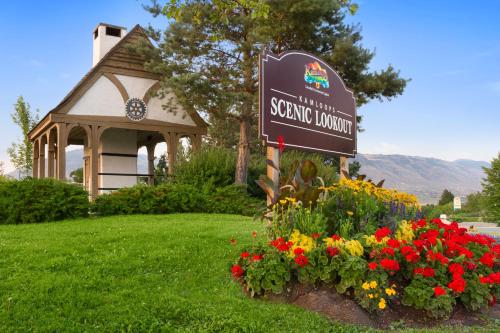 Vrt, Knights Inn - Kamloops BC in Lower Sahali