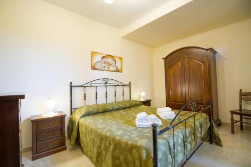 1 queen bed, 1 sofa bed