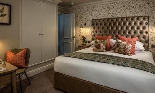 1 queen bed, 1 sofa bed