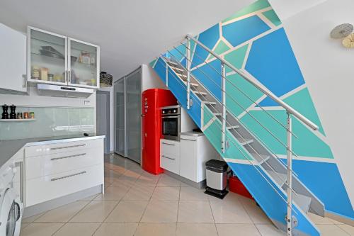 Kjøkken, T3 de 45 m2 avec terrasse - Entierement climatise - 2 chambres - 400m de la plage - residence avec p in Le Grau-du-Roi