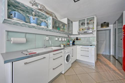 Kjøkken, T3 de 45 m2 avec terrasse - Entierement climatise - 2 chambres - 400m de la plage - residence avec p in Le Grau-du-Roi