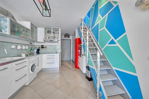 Kjøkken, T3 de 45 m2 avec terrasse - Entierement climatise - 2 chambres - 400m de la plage - residence avec p in Le Grau-du-Roi